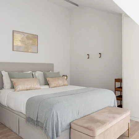 Stylish 2-bedroom In Apartment *